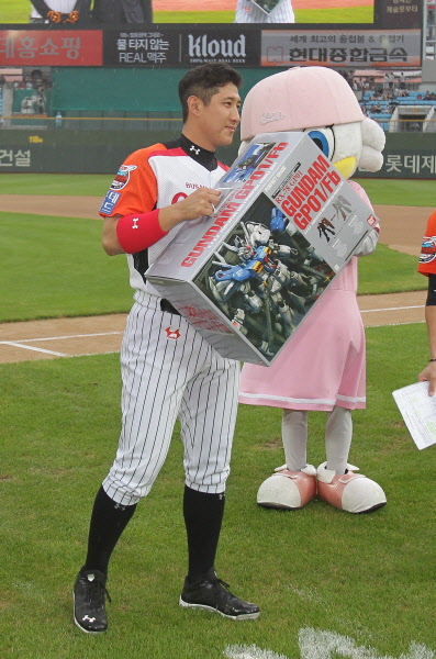 황재균선수의 장외홈런 기념 시상